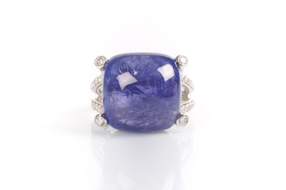 Bague en or blanc ornée d'une importante...