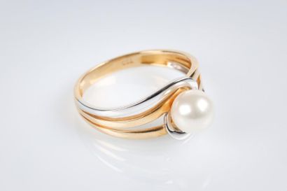 Bague bicolore ornée d'une perle de culture...