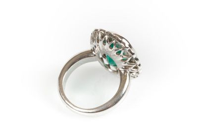 Bague en or blanc et platine sertie d'une...