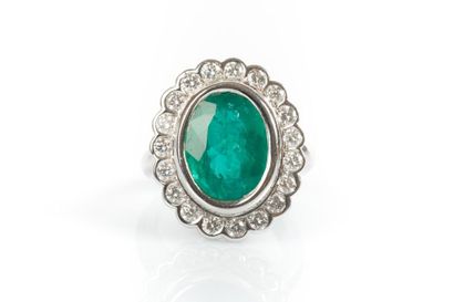 Bague en or blanc et platine sertie d'une...