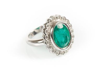 Bague en or blanc et platine sertie d'une...
