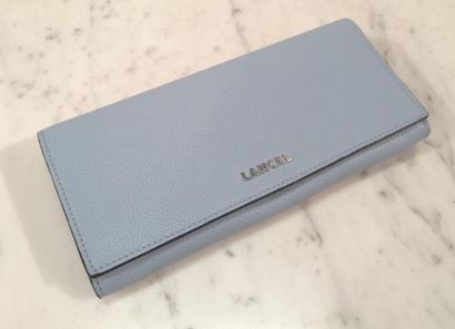 LANCEL. Portefeuille en cuir grainé ciel....