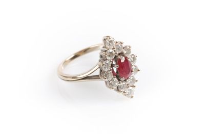 Bague marquise en or sertie d'un rubis ovale...