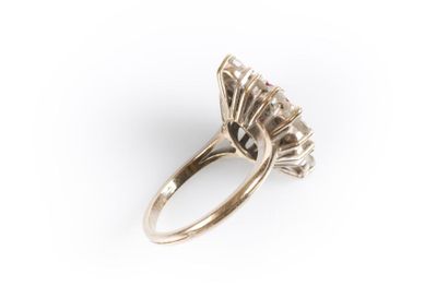 Bague marquise en or sertie d'un rubis ovale...
