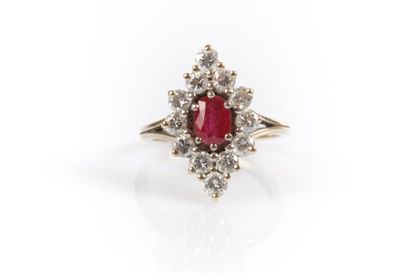 Bague marquise en or sertie d'un rubis ovale...