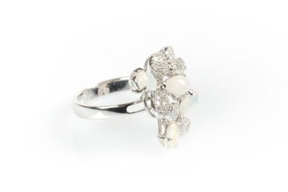 Bague en or gris à décor de trois fleurs...