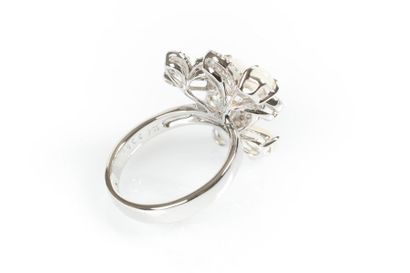 Bague en or gris à décor de trois fleurs...