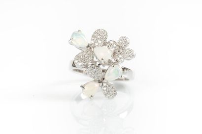 Bague en or gris à décor de trois fleurs...
