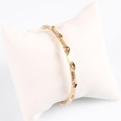 Bracelet jonc en or jaune brossé serti de...