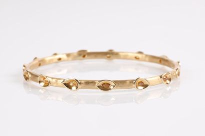 Bracelet jonc en or jaune brossé serti de...