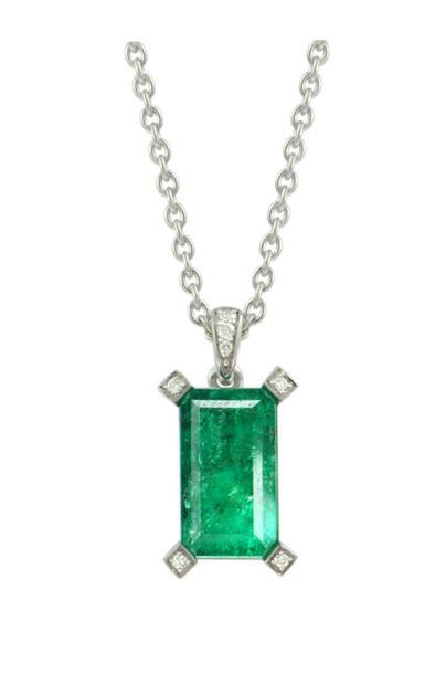 Pendentif en or blanc orné d'une émeraude...
