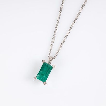 Pendentif en or blanc orné d'une émeraude...