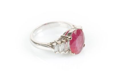 Bague en or gris sertie d'un rubis Birman...