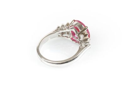 Bague en or gris sertie d'un rubis Birman...