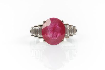 Bague en or gris sertie d'un rubis Birman...