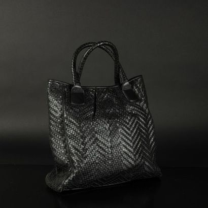 LE TANNEUR. Sac en cuir noir tressé. 37 x...