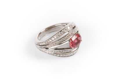Bague en or blanc moderne centrée entre 4...