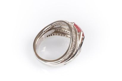Bague en or blanc moderne centrée entre 4...