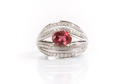 Bague en or blanc moderne centrée entre 4...