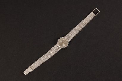 Bracelet-montre de dame en or gris, la lunette...