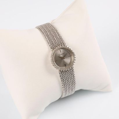 Bracelet-montre de dame en or gris, la lunette...