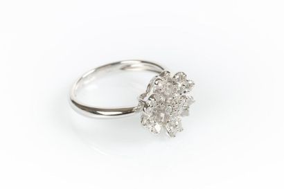 Bague fleurs en or gris sertie de diamants....