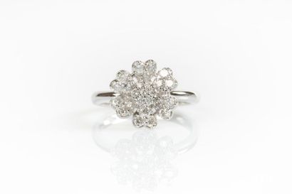 Bague fleurs en or gris sertie de diamants....