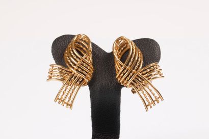Paire de clips d'oreilles en or à motifs...