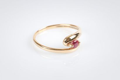 Bague en or croisée sertie d'un rubis rond....