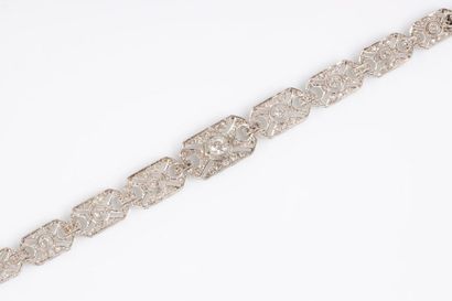 Collier en platine orné de onze motifs octogonaux...
