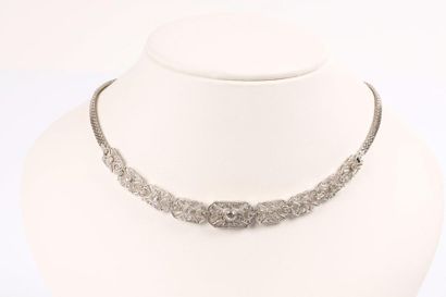Collier en platine orné de onze motifs octogonaux...