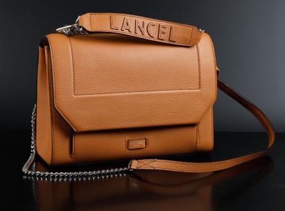 LANCEL. Sac à main en cuir grainé camel,...