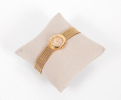 OMEGA. Bracelet-montre de dame en or, mouvement...