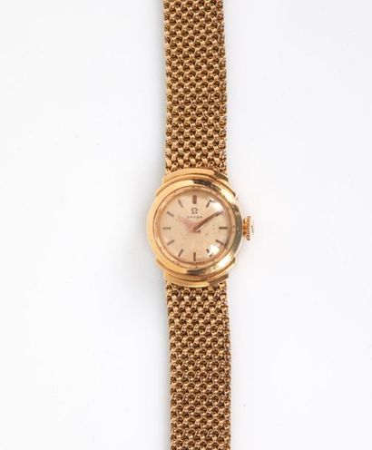 OMEGA. Bracelet-montre de dame en or, mouvement...