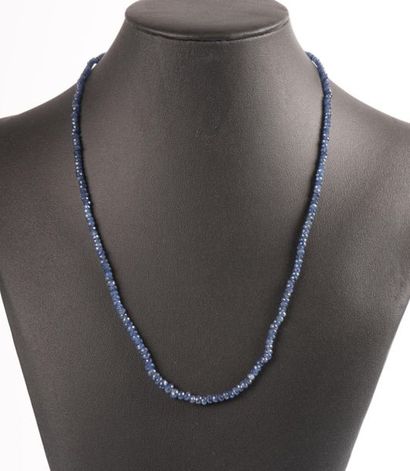 Collier chute en saphirs pesant env. 62 cts,...