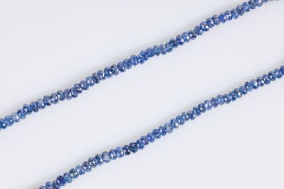 Collier chute en saphirs pesant env. 62 cts,...