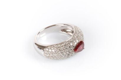 Bague en or gris sertie rubis poire naturel...