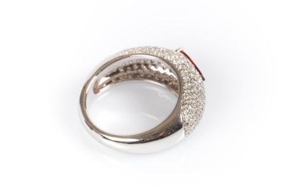 Bague en or gris sertie rubis poire naturel...
