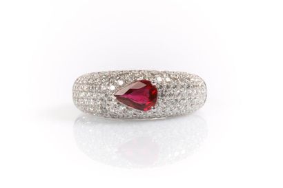 Bague en or gris sertie rubis poire naturel...