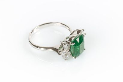 Bague en or gris d'un grenat tsavorite naturel...