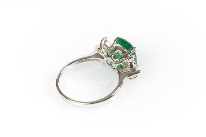 Bague en or gris d'un grenat tsavorite naturel...