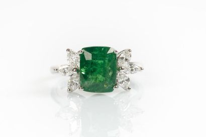 Bague en or gris d'un grenat tsavorite naturel...