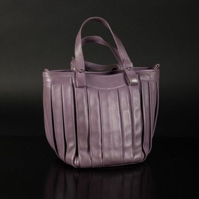 RENOUARD. Sac à main en cuir parme. H 24,...