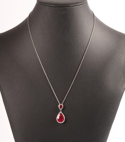 Pendentif en or blanc soutenant 2 rubis gouttes...