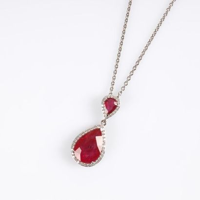 Pendentif en or blanc soutenant 2 rubis gouttes...