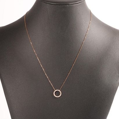 Collier en or rose maille forçat soutenant...