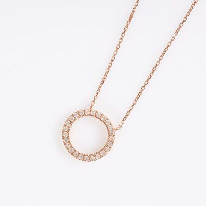 Collier en or rose maille forçat soutenant...
