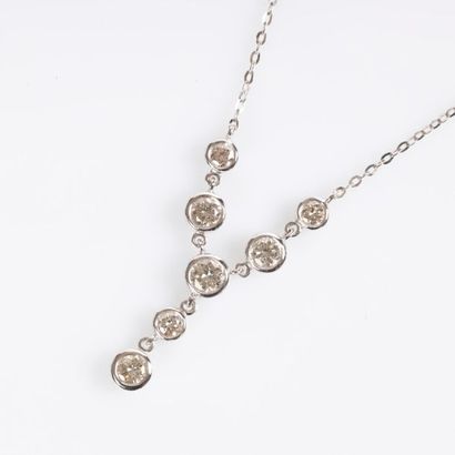 Collier en or gris maille forçat, orné de...