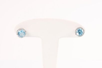 Paire de boucles d'oreilles sertie de deux...
