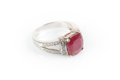 Bague en or gris sertie d'un rubis Birman...